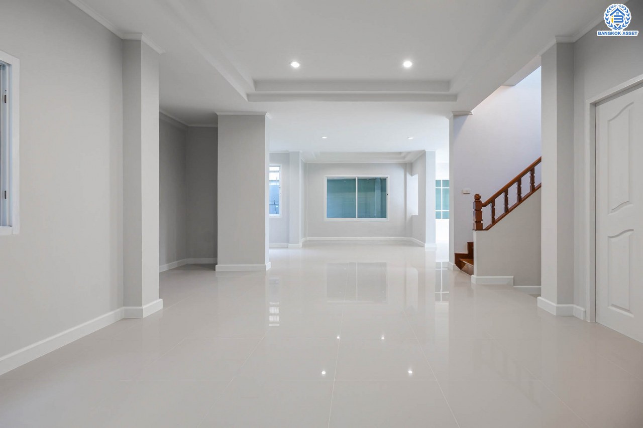 บ้านมือสองตกแต่งใหม่ ทำเลโซนเมือง! หลังมุม ม.ปัญฐิญา1 พระราม5 ตกแต่งดีไซน์ทันสมัย เนื้อที่ 55.5 ตร.ว. หลังใหญ่พร้อมอยู่ ฟังก์ชัน 3 ห้องนอน 3 ห้องน้ำ 2 ที่จอดรถ พร้อมเรือนรับรอง ทำเลศักยภาพ เชื่อมต่อถนนหลายสาย ใกล้รถไฟฟ้า "สถานีแยกติวานนท์"